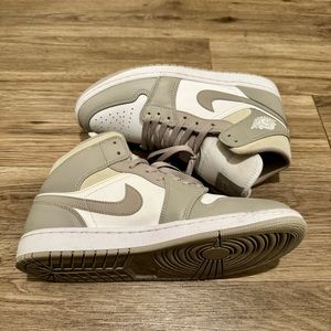 Air Jordan 1 Mid Sz 9 College Grey aka Linen